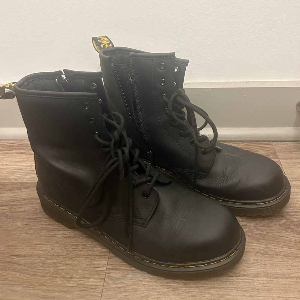 WOMENS 8/BIG KIDS 6 black doc martens
